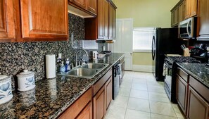 Microondas, horno, parrilla de estufa y lavavajillas