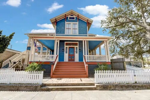 Sea Escape Near Beach & Pier