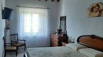 Tabla de planchar con plancha, wifi gratis, ropa de cama