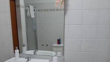 Ducha, secador de pelo, bidé y toallas