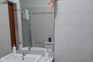 Shower, hair dryer, bidet, towels - Zeno House Volterra (Toscana)