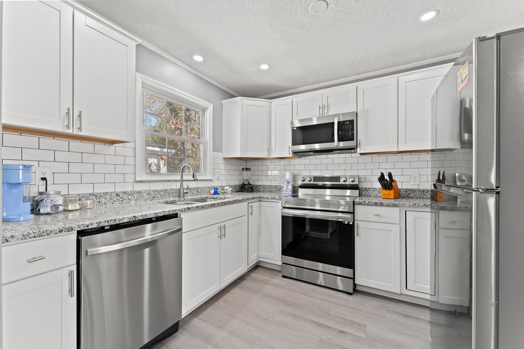 Refrigerador, microondas, horno y parrilla de estufa 