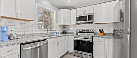 Réfrigérateur, four à micro-ondes, un four, surface de cuisson