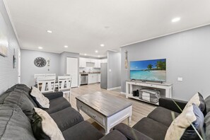 TV - 3BR Sleeps 8 | Walk to Beach | Pool | 508/1 (North Myrtle Beach)