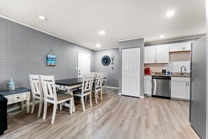 Dining - 3BR Sleeps 8 | Walk to Beach | Pool | 508/1 (North Myrtle Beach)