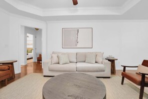 Smart TV, fireplace - Modern 3BR Home in East Montgomery (Montgomery)