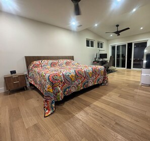 3 bedrooms, WiFi, bed sheets - Stylish Lakefront, Near Daytona, Orlando, Pet Friendly, Fantastic Outdoor Space (Deltona)
