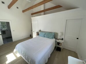 4 bedrooms, iron/ironing board, WiFi, bed sheets - Modern Farmhouse + Cozy Barn Retreat Near Stadium (Foxborough)