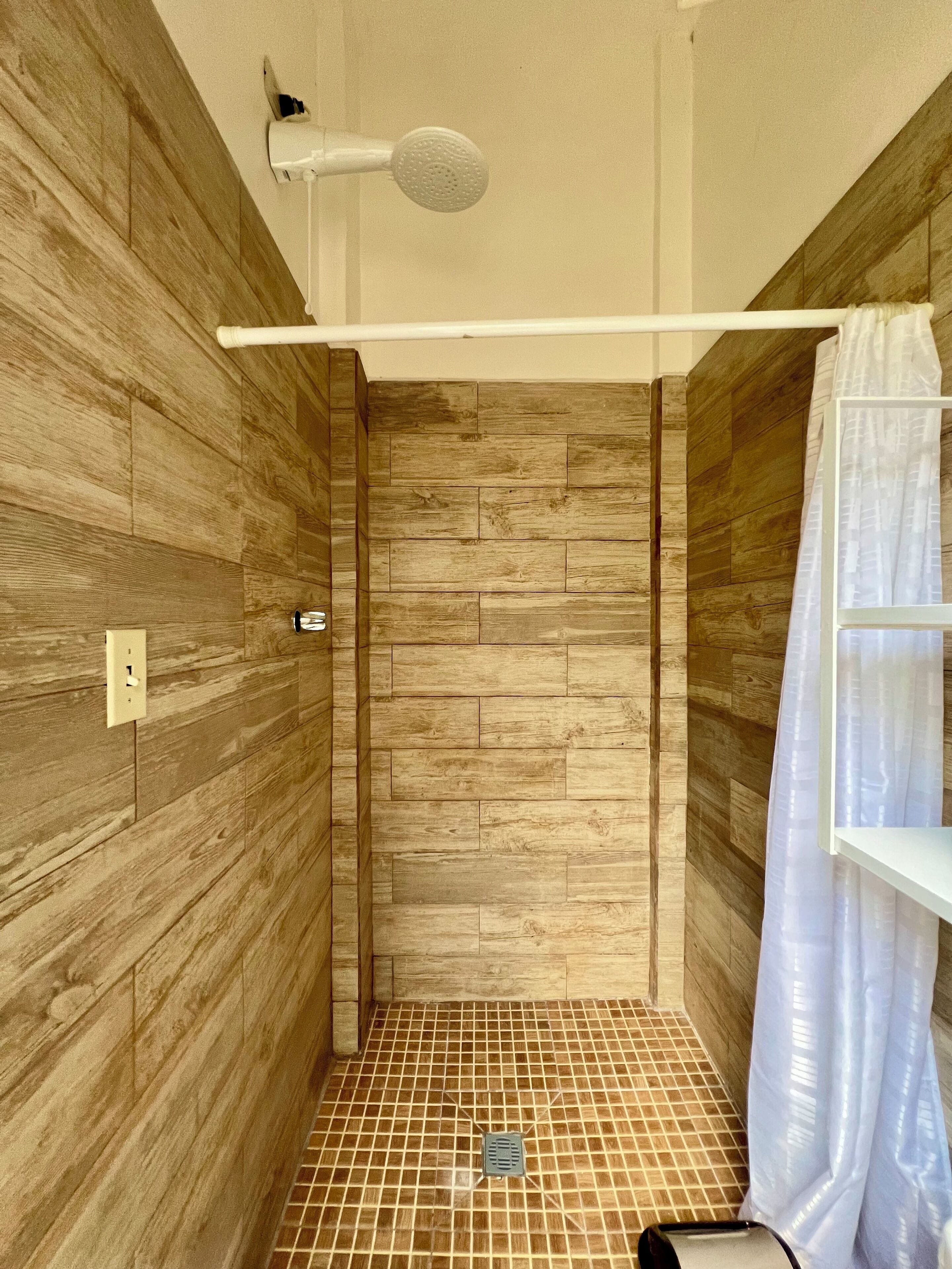 Secador de pelo, toallas, jabón y papel higiénico