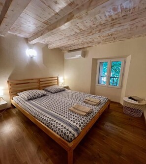 5 habitaciones, tabla de planchar con plancha y internet 