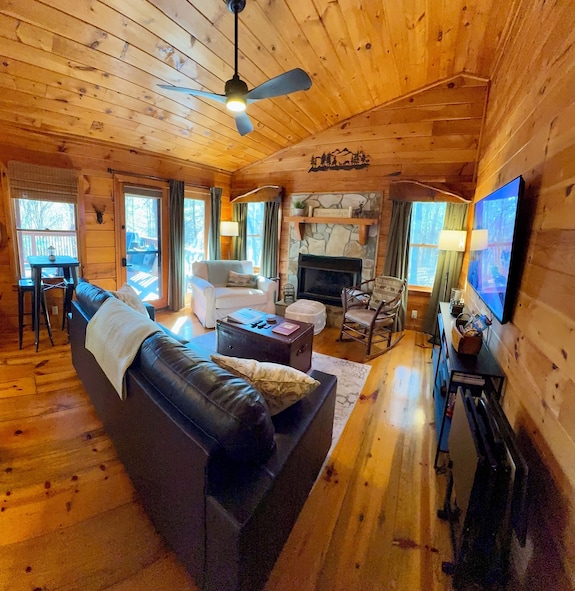 Luxury Mountain Hideaway. Extensive Outdoor Living, Large Hot Tub, And Fire Pit. - Ellijay, GA