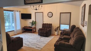 Téléviseur, table de ping-pong