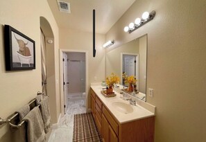 Hair dryer, towels, soap, toilet paper - Furnished 2 Bedroom house with an office in Roseville (Roseville)