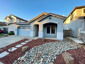 Exterior - Furnished 2 Bedroom house with an office in Roseville (Roseville)