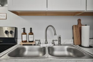 Private kitchen - Casita Flor • Haymount • Ft Liberty • Downtown (Fayetteville)