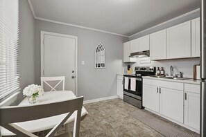 Private kitchen - Casita Flor • Haymount • Ft Liberty • Downtown (Fayetteville)