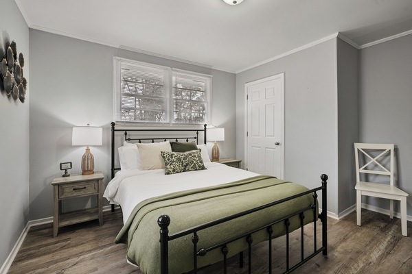 2 bedrooms, iron/ironing board, internet, bed sheets