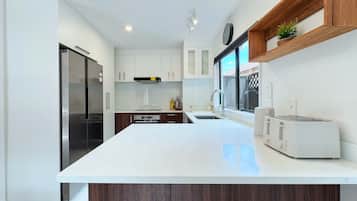 Kjøleskap, mikrobølgeovn, ovn og kokeplater