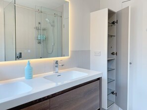 Douche, sèche-cheveux, serviettes fournies
