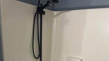 Serviettes fournies, savon, papier toilette