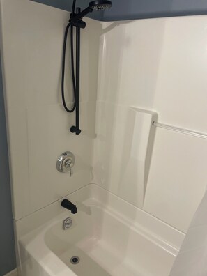 Serviettes fournies, savon, papier toilette