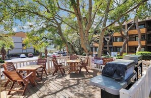 Outdoor dining - Cozy 2-bedroom condo in peaceful Myrtle Beach at Mariner's cove on Shore Drive (Myrtle Beach)