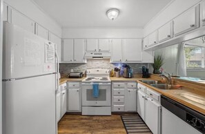 Microwave, oven, stovetop, dishwasher - Cozy 2-bedroom condo in peaceful Myrtle Beach at Mariner's cove on Shore Drive (Myrtle Beach)