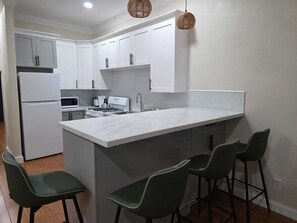 Jääkaappi, mikroaaltouuni, uuni, liesi