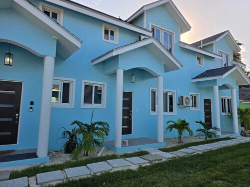 Tropical Oasis 2BR Townhouse Unit 2 Minutes from Airport & Beach