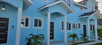 Tropical Oasis 2BR Townhouse Unit 2 Minutes from Airport & Beach