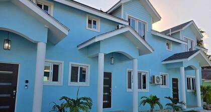 Tropical Oasis 2BR Townhouse Unit 2 Minutes from Airport & Beach