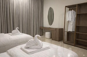 Premium bedding, memory foam beds, in-room safe, laptop workspace - Hdb villas Resort (Diryah)