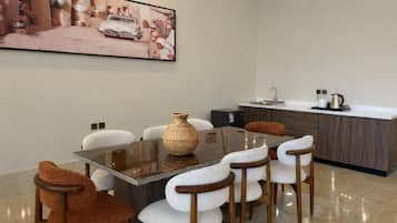 Familie villa, uitzicht op zwembad | Dineren