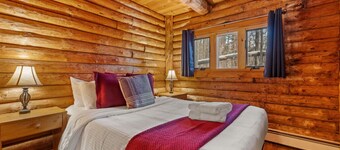 Stratton Log Lodge: Hot Tub + Privacy | Sleeps 13