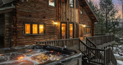 Stratton Log Lodge: Hot Tub + Privacy | Sleeps 13