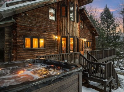 Stratton Log Lodge: Hot Tub + Privacy | Sleeps 13
