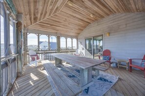 Outdoor dining - 1708 - Islander Gulls: Spacious 4BR house in Corolla, perfect for families! (Corolla)