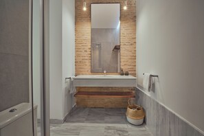 Shower, hair dryer, bidet, towels - Charming apartment in Jesús del Gran Poder (Sevilla)