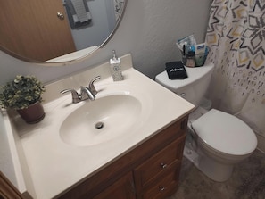 Haartrockner, Handtücher, Seife, Toilettenpapier