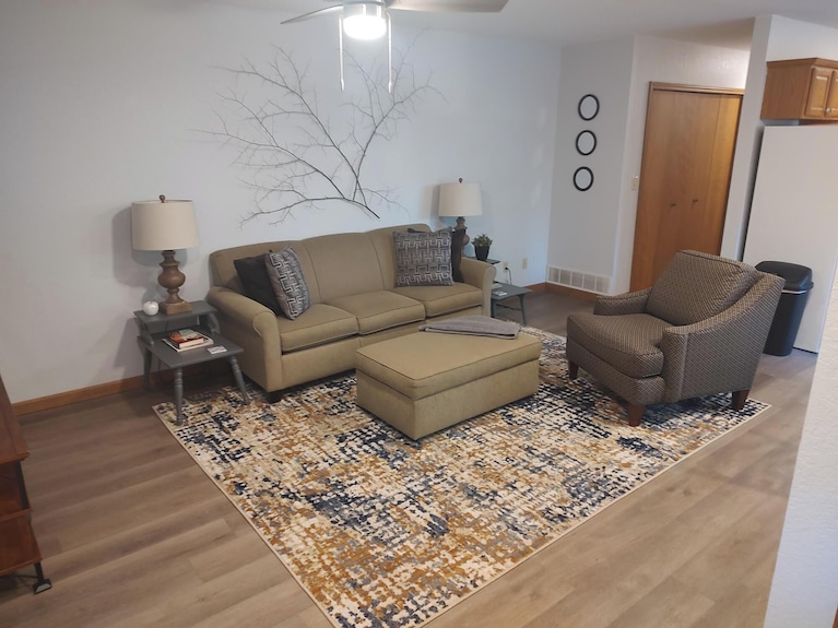 Two - Bedroom Apartment With Deck And Firepit. - Midland, MI