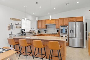 Coffee/tea maker, fridge, microwave, oven - Lake Viewing on Chip Heatable Pool and Spa (Lake Havasu City)