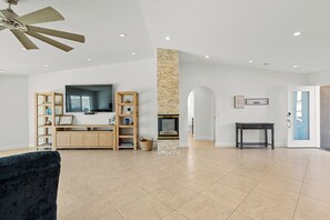 Smart TV, fireplace - Lake Viewing on Chip Heatable Pool and Spa (Lake Havasu City)