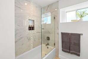 Shower, jetted bath, hair dryer, towels - Lake Viewing on Chip Heatable Pool and Spa (Lake Havasu City)