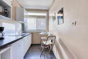 Refrigerador, microondas, cafetera y tetera y tostadora 