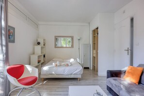 Tabla de planchar con plancha, wifi y ropa de cama 
