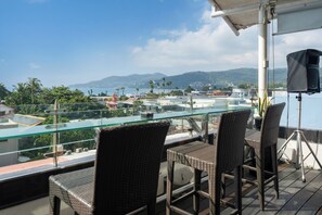 Outdoor pool, sun loungers - Absolutely Amazing Bangla 1Br Suite (Patong)
