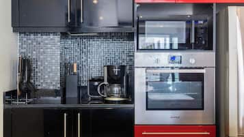 Deluxe Apartment, 1 Bedroom, Balcony, City View (Absolutely Amazing Bangla 1BR Suite) | Private kitchen