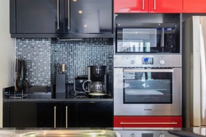 Apartamento Deluxe, 1 habitación, balcón, vistas a la ciudad (Absolutely Amazing Bangla 1BR Suite) | Cocina privada