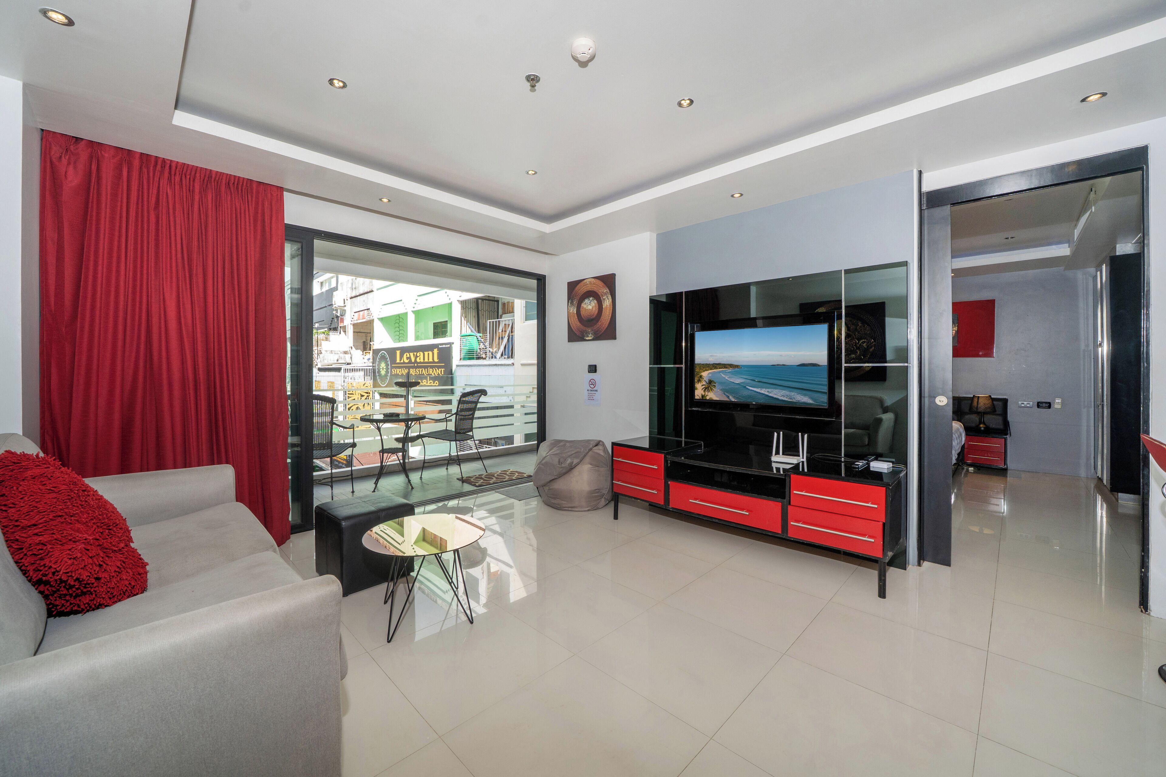 Apartamento Deluxe, 1 habitación, balcón, vistas a la ciudad (Absolutely Amazing Bangla 1BR Suite) | Zona de estar | Smart TV de 55 pulgadas con canales digitales