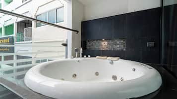 Appartement Deluxe, 1 chambre, balcon, vue ville (Absolutely Amazing Bangla 1BR Suite) | Terrasse/Patio